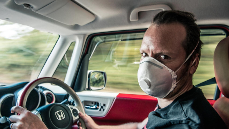 Jack Rix và người bạn của mình ở Fukushima trong 5 giờ, vậy tổng liều là (0,38 x 5) 1,9 µSv. Nếu ở đây một năm, liều bức xạ tổng là (0,38 x 24 x 365) 3,329 µSv. Để biết nó ít thế nào, nếu bay từ New York đến Los Angeles, bạn hấp thụ khoảng 40 µSv. Một nhân viên làm ở một nhà máy hạt nhân hấp thụ tối đa 50.000 µSv trong 1 năm. Chỉ khi bạn tiếp xúc với 100.000 µSv thì mới có nguy cơ bị ung thư. Vì vậy, một số vùng thuộc Fukushima đã an toàn trên cả lý thuyết và thực tế.