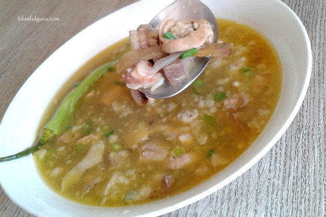 Món ăn có vị đắng và màu ám xanh đặc trưng của mật động vật và được cho thêm các gia vị như hành, tỏi và hạt tiêu. Hầu như ít ai có đủ can đảm để thử đặc sản này một lần.