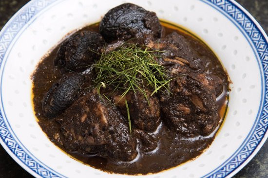 Buah Keluak: Đây là hạt của cây kepayang có thể gây chết người nếu ăn sống. Tuy nhiên, đối với người dân Indonesia, thì Buah Keluak được chế biến đúng cách và nấu chín thì sẽ có vị ngon y như nấm Truffle của châu Á vậy.