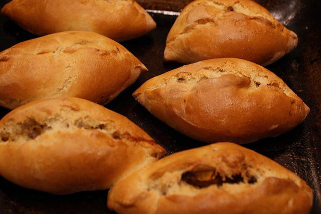 Bánh Pirozhki có rất nhiều kiểu làm khác nhau như hấp, chiên hay thậm chí là nướng.