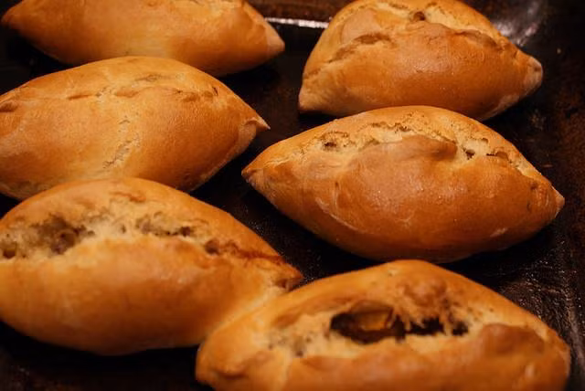 Bánh Pirozhki có rất nhiều kiểu làm khác nhau như hấp, chiên hay thậm chí là nướng.