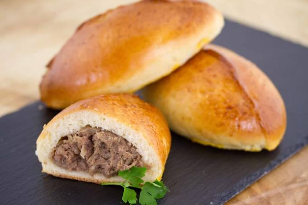 Pirozhki cũng có thể được nhồi với nhân cá hồi. Tạo ra sự khác biệt về hương vị với mỗi loại bánh Pirozhki khác nhau nhưng hương vị chung vẫn là mùi vị thật ngon lành.