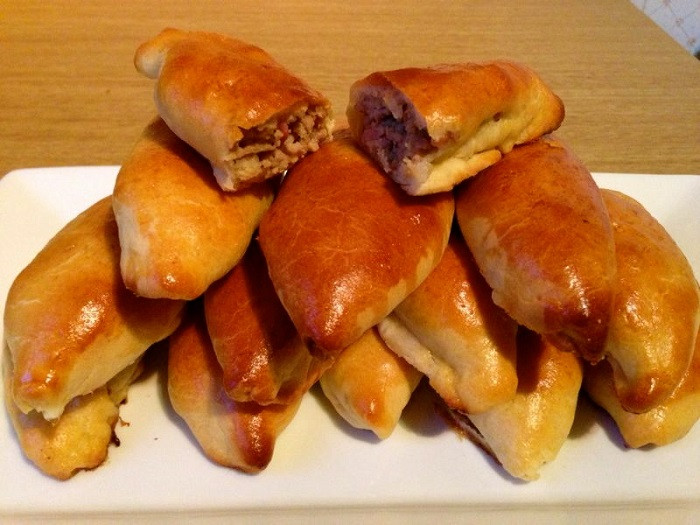 Dạo quanh bất kỳ trên đường phố, hay ghé quán ăn nho nhỏ ở đâu đó trong thành phố Moscow hay thành phố Saint Peterburg đều dễ dàng bắt gặp món ăn của Nga nổi tiếng này.