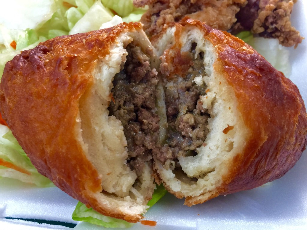 Nếu có cơ hội du lịch đến nước Nga trong dịp World Cup này, đừng quên thưởng thức mùi vị hấp dẫn, đặc sắc của bánh Pirozhki. Ảnh: Internet.