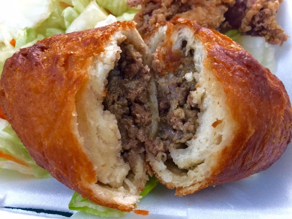 Nếu có cơ hội du lịch đến nước Nga trong dịp World Cup này, đừng quên thưởng thức mùi vị hấp dẫn, đặc sắc của bánh Pirozhki. Ảnh: Internet.