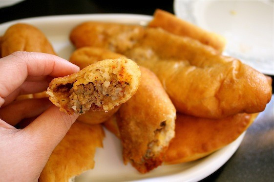 Món bánh pirozhi có nguồn gốc từ chữ “pir” - có nghĩa lễ hội trong tiếng Nga cổ. Điều này chứng tỏ rằng những lễ hội sẽ không thể trọn vẹn nếu thiếu pirog.
