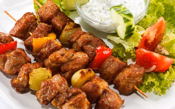 Người Nga thường dùng món Shashlik kèm với rượu vang.