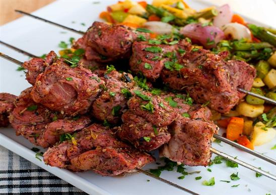 Sau khi ướp thịt sẽ được xiên vào những chiếc que thành những xâu đặt trên vỉ nướng của lò than.