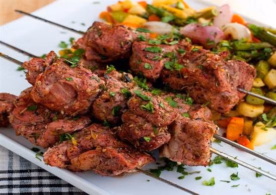 Sau khi ướp thịt sẽ được xiên vào những chiếc que thành những xâu đặt trên vỉ nướng của lò than.