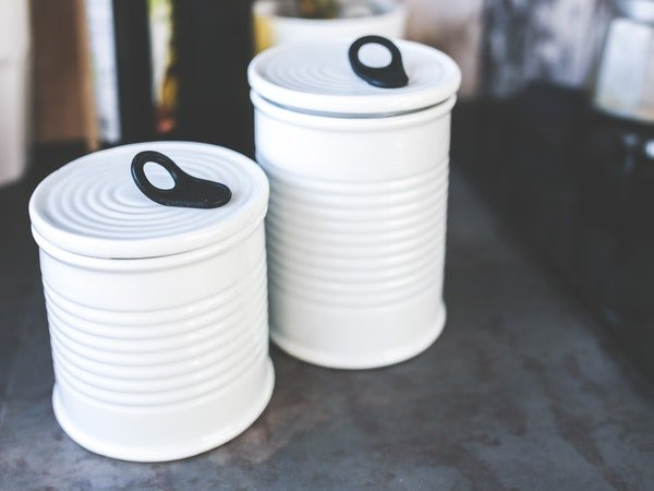 Các thực phẩm đóng hộp như đậu đóng hộp hay cá ngừ đóng hộp đều chứa khá nhiều muối. Nếu ăn nhiều thực phẩm này, cơ thể sẽ dư thừa natri trong máu, do đó làm tăng huyết áp.