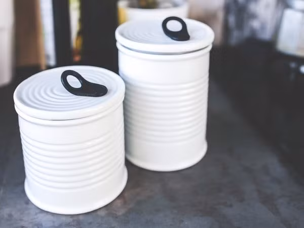 Các thực phẩm đóng hộp như đậu đóng hộp hay cá ngừ đóng hộp đều chứa khá nhiều muối. Nếu ăn nhiều thực phẩm này, cơ thể sẽ dư thừa natri trong máu, do đó làm tăng huyết áp.