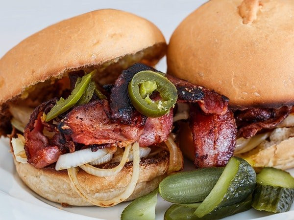 Các loại thực phẩm muối chua sử dụng rất nhiều muối không tốt cho những ai bị huyết áp cao. Ảnh: Boldsky.