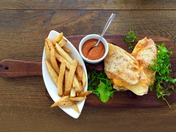 Thực phẩm giàu chất béo làm tăng lượng cholesterol trong cơ thể, gây ra sự đông cứng của các thành động mạch. Điều này làm tăng huyết áp, do vậy, bạn nên cắt bỏ những thực phẩm này khỏi chế độ ăn uống. Thay vào đó, bạn nên ăn nhiều hoa quả và rau xanh để duy trì huyết áp ổn định.