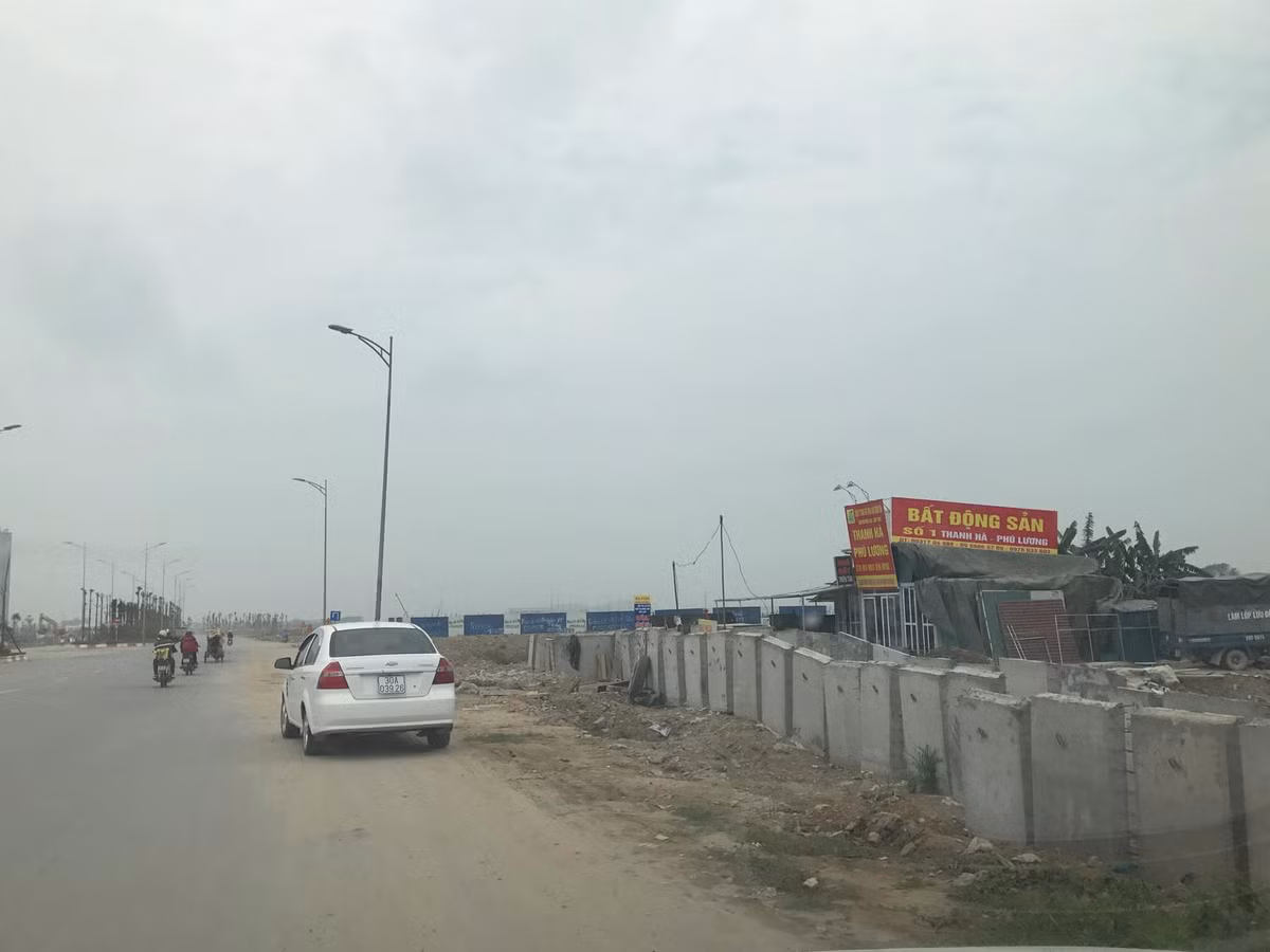 Các nhà đầu tư đổ xô mua đất.