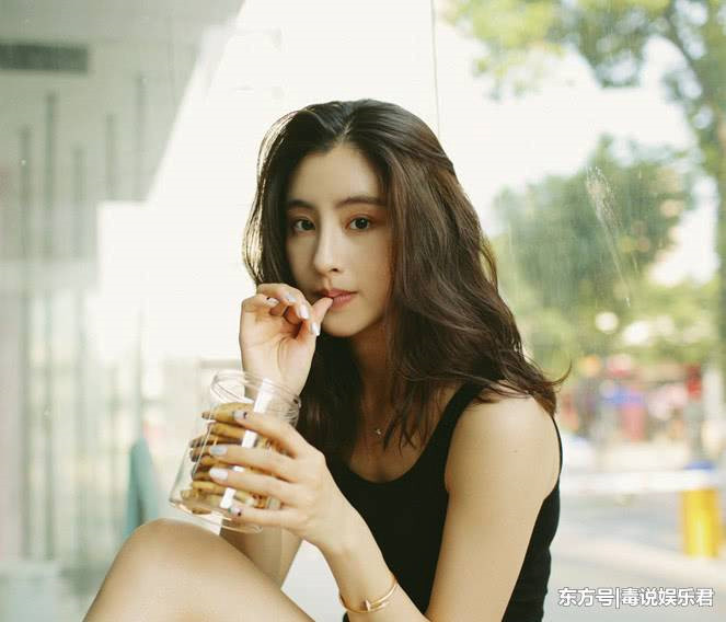 Nhờ vẻ ngoài ăn ảnh, Mao Hiểu Tuệ từng được mời đóng quảng cáo. Nhưng cô lại từ chối những đề nghị này để tập trung việc học. Năm 2014, cô đỗ ba trường nghệ thuật: Học viện Hí kịch Thượng Hải, Học viện Nghệ thuật Nam Kinh và Học viện Nghệ thuật giải phóng quân. 