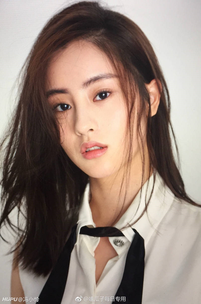 Mao Hiểu Tuệ sinh năm 1996 tại Ninh Ba, tỉnh Chiết Giang (Trung Quốc). Cô tốt nghiệp Học viện Hí kịch Thượng Hải (khoa diễn xuất). Khi ê-kíp công bố Mao Hiểu Tuệ được mời vào vai Tiểu Long Nữ, khán giả rất bất ngờ. Bởi ngoài đẹp ra, Mao Hiểu Tuệ chưa có bất kỳ dấu ấn nhỏ nào tại showbiz.