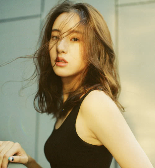 Năm 2018, Mao Hiểu Tuệ bén duyên diễn xuất khi tham gia phim Cây dâm bụt hoa tây nguyệt cẩm tú, vào vai nữ chính Hoa Mộc Cẩn. Ngay sau đó, cô được ưu ái mời đảm nhận vai Tiểu Long Nữ. Vai diễn này từng giúp Lưu Diệc Phi và Lý Nhược Đồng nổi tiếng. Cư dân mạng hy vọng đây cũng là bước ngoặt trong sự nghiệp người đẹp 22 tuổi.