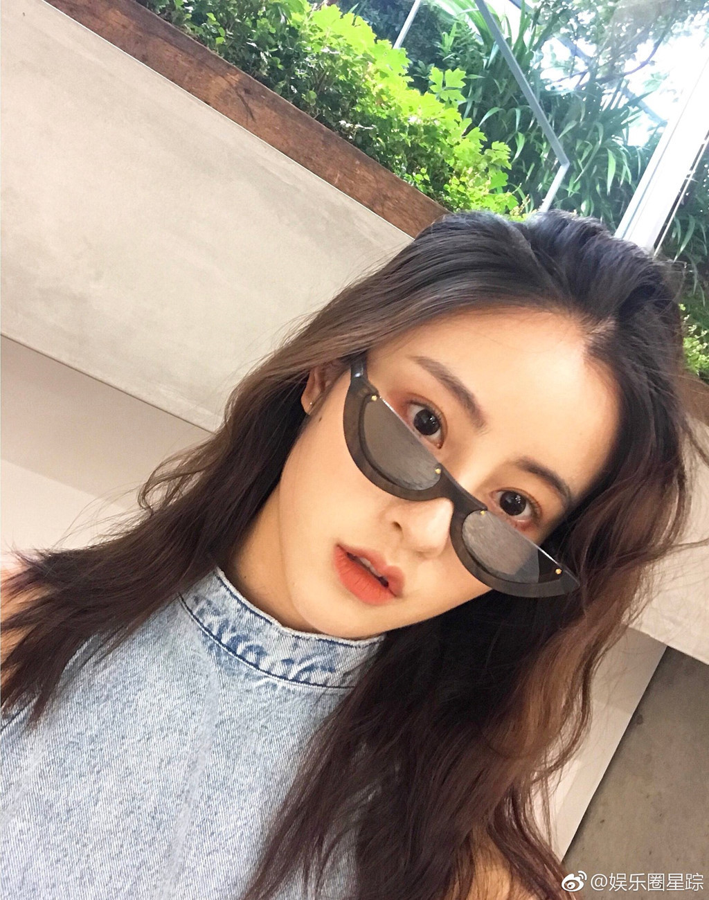 Trước khi trở thành diễn viên, cô chỉ được nhắc đến như một hot girl mạng xã hội. Năm 16 tuổi, hình ảnh Mao Hiểu Tuệ vô tình lọt vào ống kính khi cô đến sân bóng rổ cổ vũ. Ngay sau đó, cư dân mạng Trung Quốc gọi cô là “hot girl bóng rổ”.