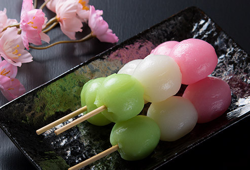 Gạo cũng là loại lương thực chủ yếu trong nhà bếp của người Nhật. Người Nhật trồng rất nhiều loại gạo đặc biệt và sử dụng bột gạo làm nhiều loại bánh hấp dẫn.