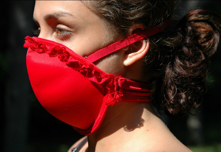 Người mặc sản phẩm này có thể dễ dàng tháo rời hai bên quả ra và biến chúng thành khẩu trang trong trường hợp gặp phải các khí độc nguy hiểm.