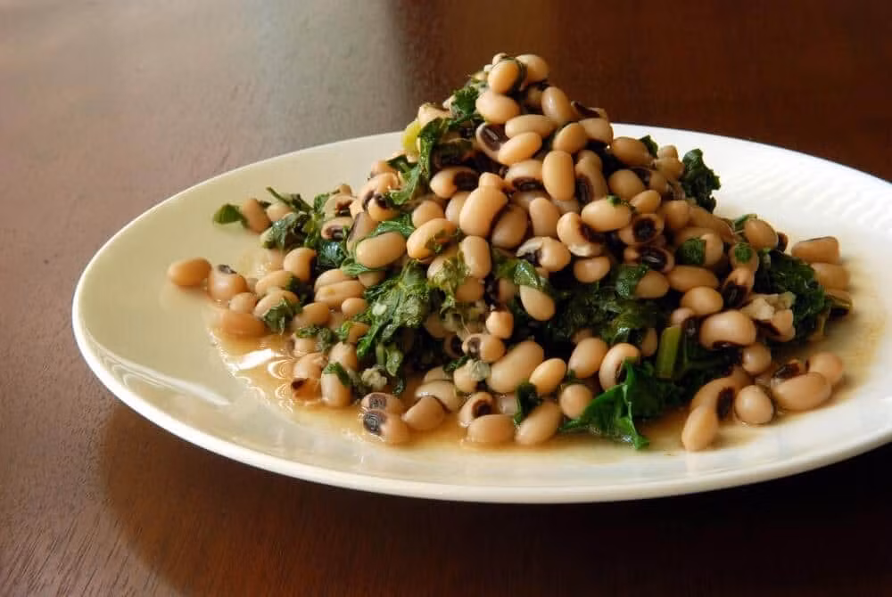 Thêm các loại đậu như đậu Hà Lan, đậu tương... vào bữa ăn của bạn là cách bổ sung protein nhanh bởi thực phẩm này chứa lượng protein cao hơn nhiều loại rau khác.