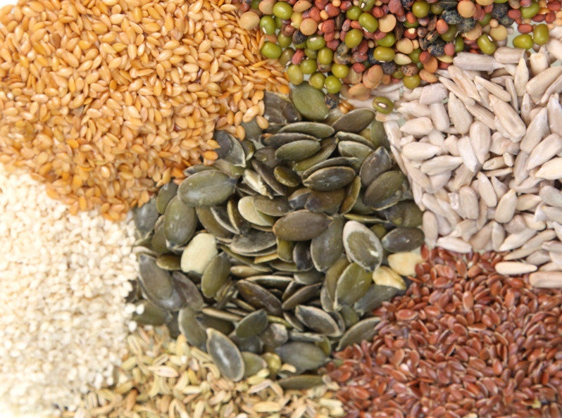 Có một số loại hạt như hạt lanh, hạt cây gai dầu và hạt chia là một bổ sung protein tuyệt vời bạn có thể thêm vào sữa chua, bột yến mạch và nước giải khát.