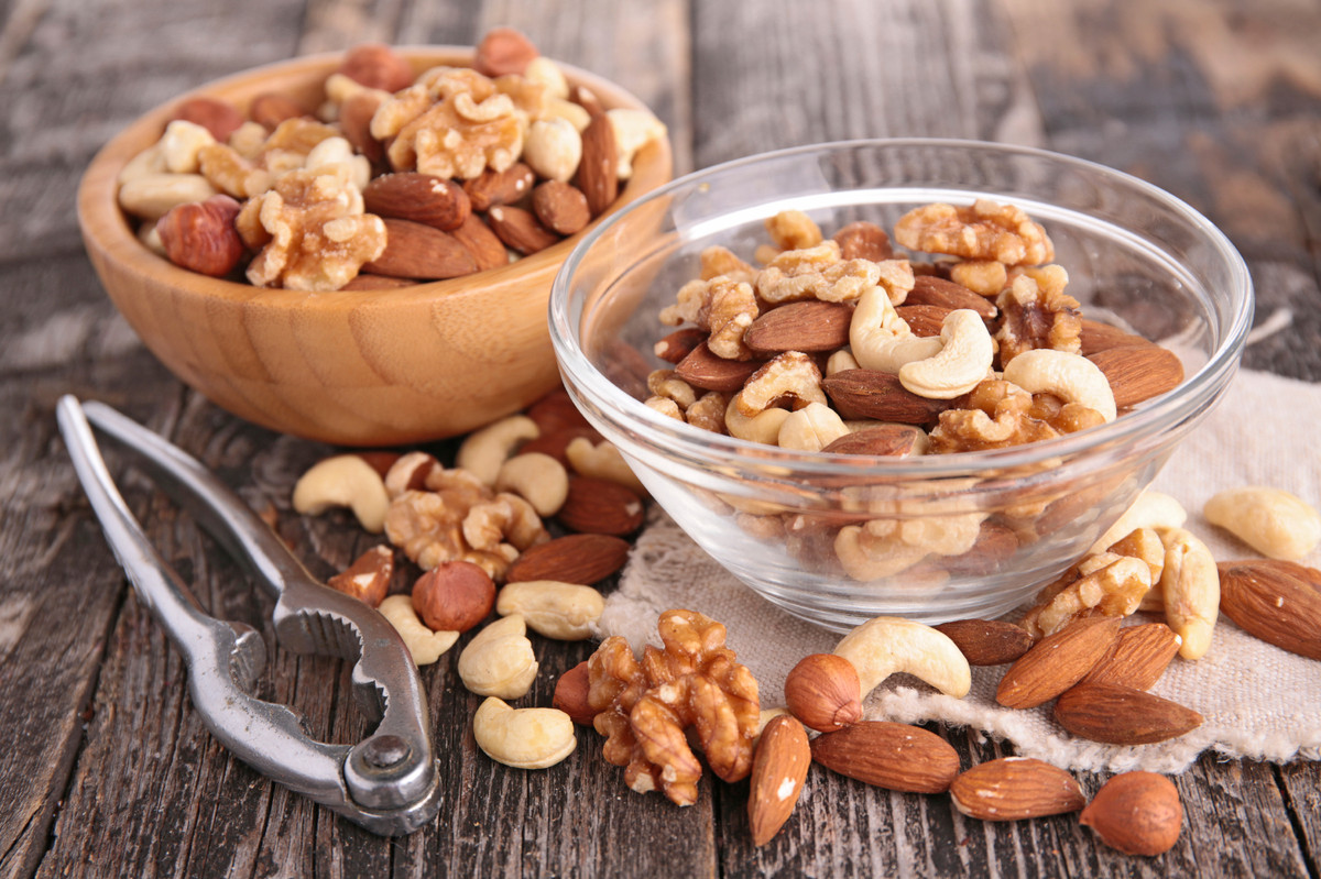 Một số hạt như óc chó, hạnh nhân, nho khô cũng là nguồn protein tốt mà bạn có thể bổ sung dễ dàng.