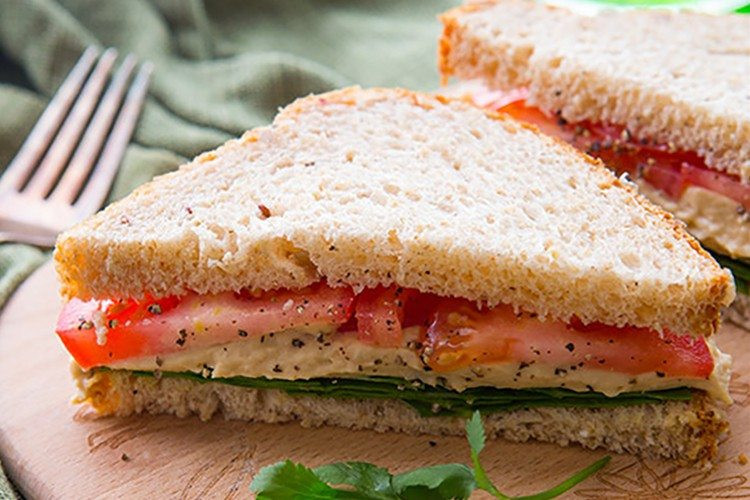 Một gợi ý khác là ăn sandwich với món hummus (một món ăn Trung Đông và Ả Rập nấu từ đậu gà nghiền nhuyễn trộn với xốt tahini, dầu ô liu, nước cốt chanh muối và tỏi). Món ăn này rất giàu protein và các khoáng chất khác.