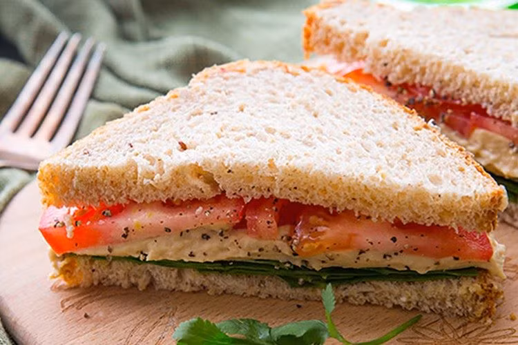 Một gợi ý khác là ăn sandwich với món hummus (một món ăn Trung Đông và Ả Rập nấu từ đậu gà nghiền nhuyễn trộn với xốt tahini, dầu ô liu, nước cốt chanh muối và tỏi). Món ăn này rất giàu protein và các khoáng chất khác.