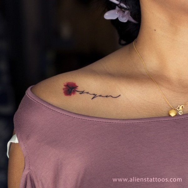 Mặc áo trễ vai lộ bông hoa nhỏ xinh cực yêu.