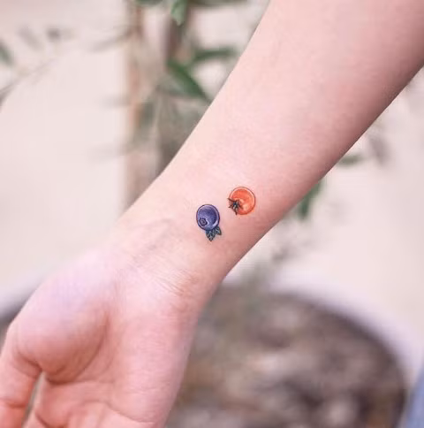 Mẫu xăm hình quả đơn giản trên cổ tay.