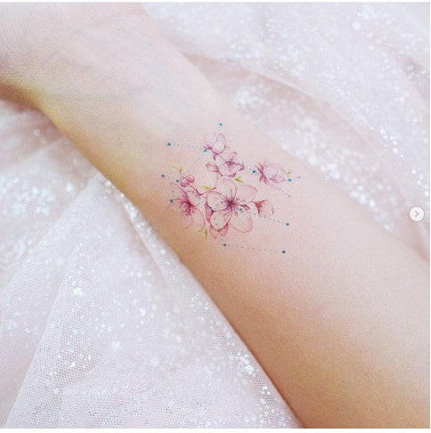 Những đóa hoa khoe sắc trên cổ tay.