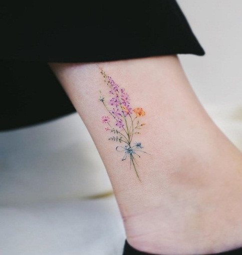 Cành hoa xinh trên cổ chân.