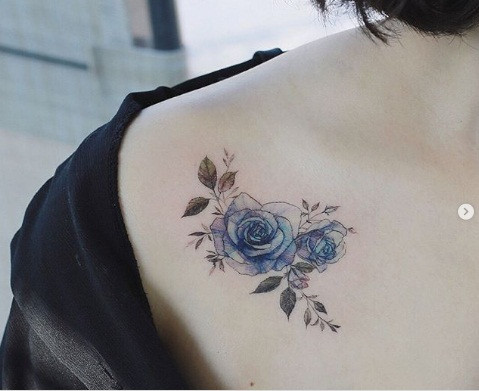 Các cô nàng hay mặc váy hở vai có thể sẽ thích mẫu xăm hoa đáng yêu trên ngực.