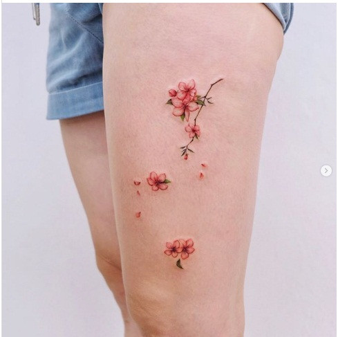 Hình xăm dễ thương trên đùi cho các cô nàng cá tính.