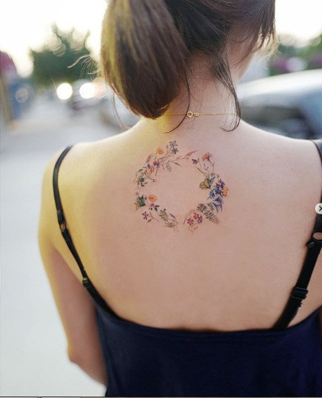 Hình vòng hoa xinh rất hợp khi mặc váy hở lưng.