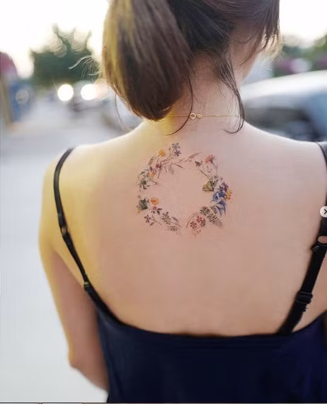 Hình vòng hoa xinh rất hợp khi mặc váy hở lưng.