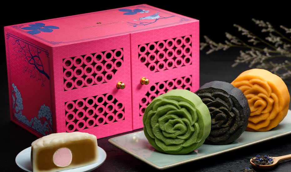 Khác với bánh Việt Nam, bánh Trung thu Singapore là cả một thế giới rực rỡ sắc màu, đầy sáng tạo. Các loại bánh nhân đậu xanh, sầu riêng, các loại hạt, trứng muối cùng lớp vỏ đủ màu là hương dâu, cà phê, trà xanh, chanh dây…