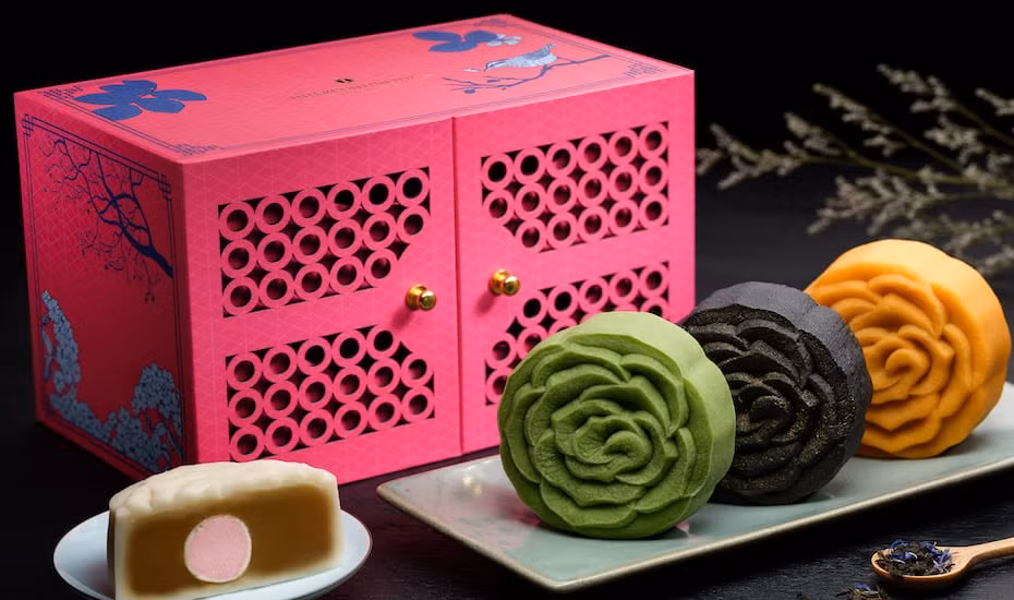 Khác với bánh Việt Nam, bánh Trung thu Singapore là cả một thế giới rực rỡ sắc màu, đầy sáng tạo. Các loại bánh nhân đậu xanh, sầu riêng, các loại hạt, trứng muối cùng lớp vỏ đủ màu là hương dâu, cà phê, trà xanh, chanh dây…