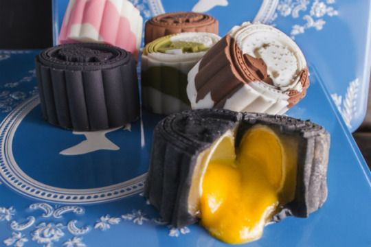 Khi bổ bánh ra, bạn có thể thấy lớp nhân trứng chảy ra hấp dẫn.