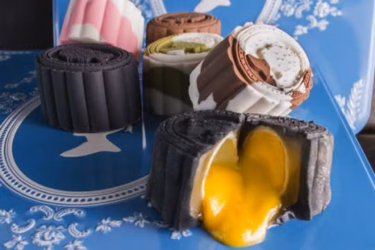 Khi bổ bánh ra, bạn có thể thấy lớp nhân trứng chảy ra hấp dẫn.