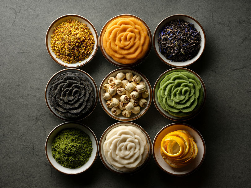 Những chiếc bánh có hình bông hoa xinh đẹp.