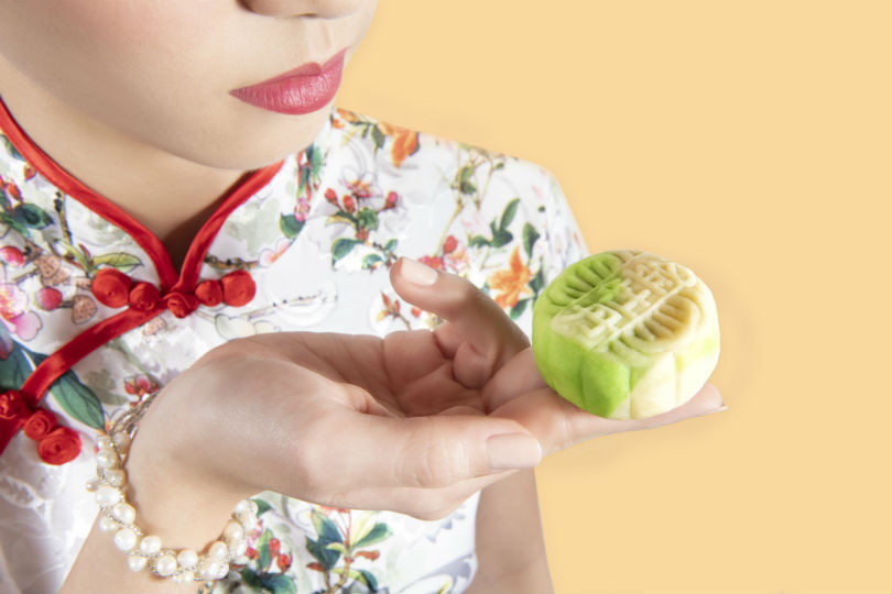 Một chiếc bánh trung thu mix hai vị.