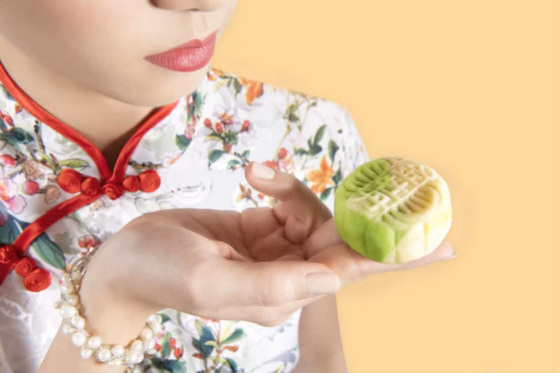 Một chiếc bánh trung thu mix hai vị.