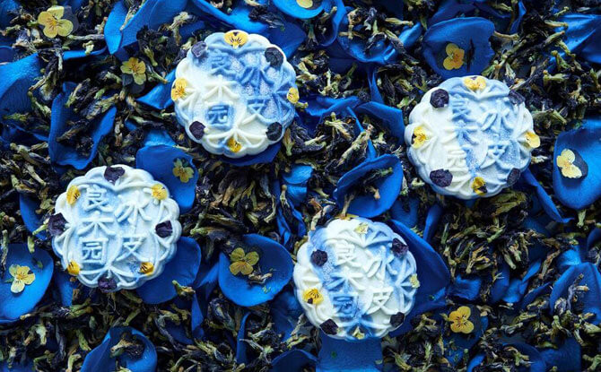 Bánh dẻo được nhuộm màu từ hoa đậu biếc.