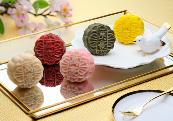 Lớp vỏ bánh mềm dẻo kết hợp cùng phần nhân mát lạnh khiến người ăn không cảm thấy ngán.