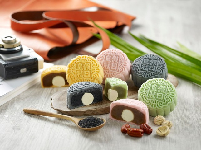 Cứ mỗi dịp trung thu tới, các khách sạn ở Singapore lại cho ra lò rất nhiều loại bánh hấp dẫn phục vụ người tiêu dùng.