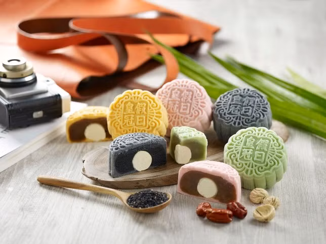 Cứ mỗi dịp trung thu tới, các khách sạn ở Singapore lại cho ra lò rất nhiều loại bánh hấp dẫn phục vụ người tiêu dùng.