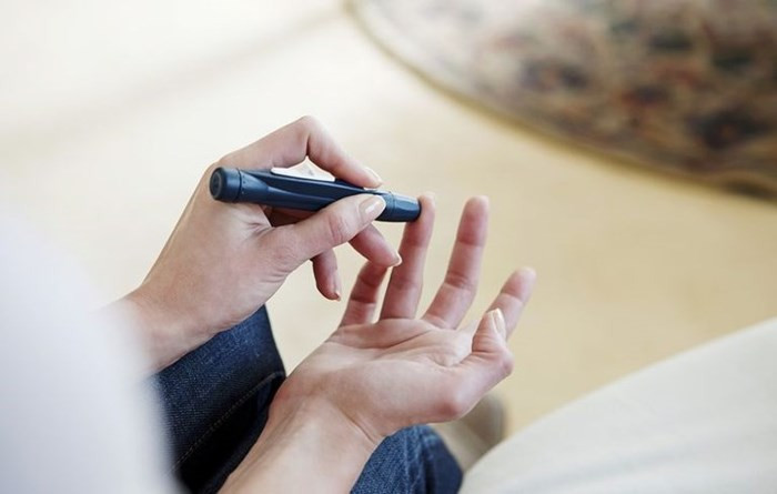 Bệnh tiểu đường: Bệnh tiểu đường loại 2 khiến bạn có cảm giác tê ngón tay, thậm chí có thể phát triển do tổn thương thần kinh nếu không điều trị kịp thời. Cùng với nó, mắt mờ, rối loạn thận và suy tim là tất cả những rủi ro liên quan đến bệnh tiểu đường không được điều trị.