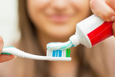 Thay bàn chải đánh răng ít nhất 2-3 tháng một lần để hàm răng trắng khỏe. Cách tốt nhất để đánh răng là đặt bàn chải đánh răng của bạn ở góc 45 độ so với nướu răng và nhẹ nhàng di chuyển nó theo chuyển động tròn, thay vì chuyển động lùi lại.